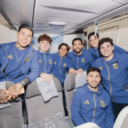 La selección argentina partió hacia Kansas: quiénes viajaron desde Ezeiza