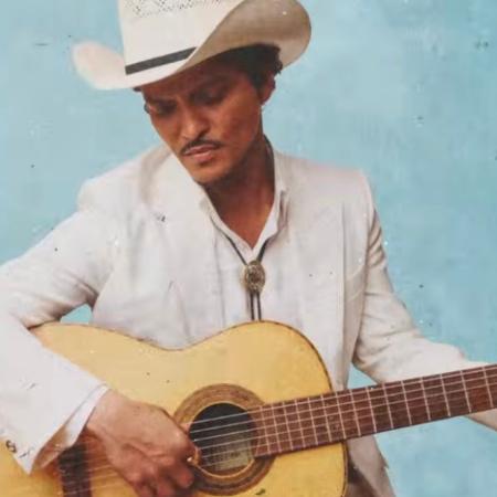 Bruno Mars se anima al español con una balada que conecta con sus fans latinos