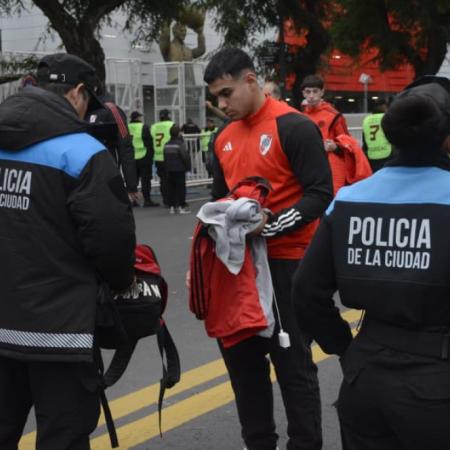 Controles en River - Central: contravenciones, trapitos y carnets truchos