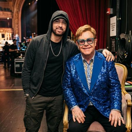 Qué hubo detrás del insólito obsequio de Eminem en la boda de Elton John