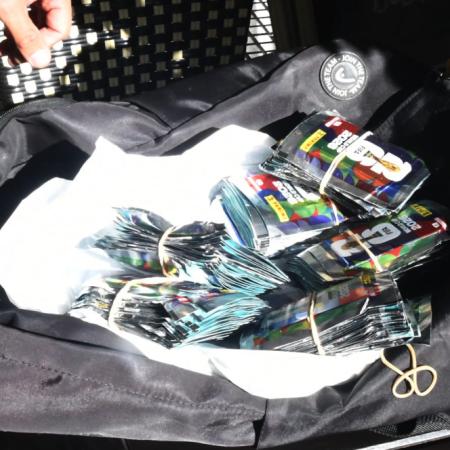 Persecución y un botín inesperado: encontraron 150 paquetes de figuritas del Mundial