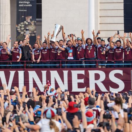 Locura en Birmingham: Aston Villa festejó la Europa League ante una multitud