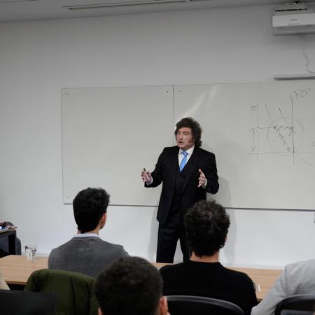 Milei vuelve a mostrarse en público con una exposición sobre economía y empleo en el MALBA