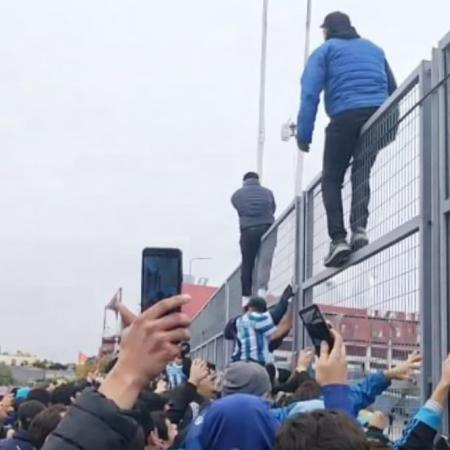 Racing en llamas: bronca contra Milito y último abrazo a Costas en el Cilindro