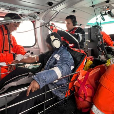 Megaoperativo de Prefectura para aeroevacuar a un marino en alta mar