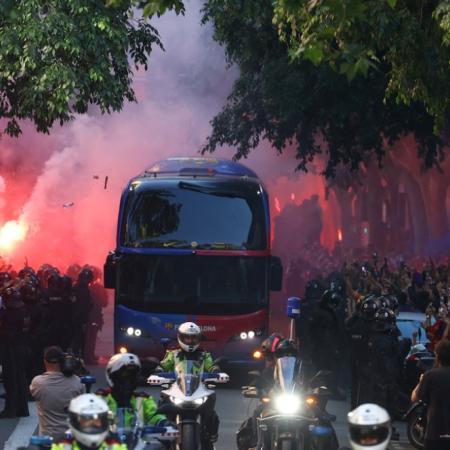 Insólito: hinchas del Barcelona apedrearon su propio micro antes del clásico