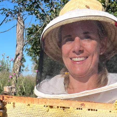 Empezó como un hobby en la pandemia y hoy produce 6 mil kilos de miel por año