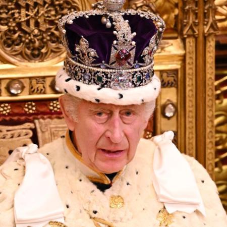 Carlos III quedó en medio de la pelea que amenaza a Keir Starmer