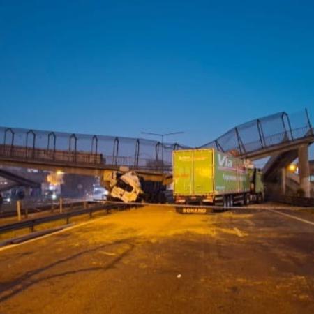 Escobar, km 50 de la Panamericana: un camión derribó un puente y cortó la Ruta 9