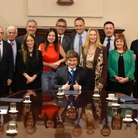 Milei blindó a Adorni en plena crisis: “Prefiero perder la elección que echarlo”