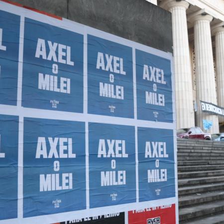 Aparecieron afiches de "Axel o Milei": qué busca Kicillof y qué implica para CFK