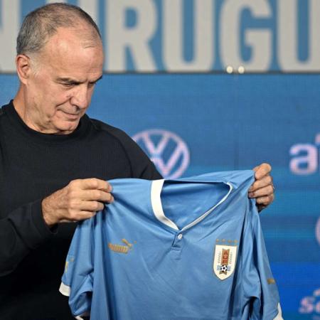 Marcelo Bielsa confirmó en la AUF que dejará Uruguay tras el Mundial 2026