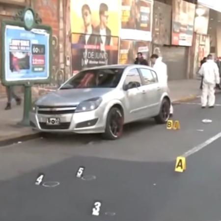 Seis vainas, sangre en las puertas y un auto cerrado: el misterio que investiga la Policía en Once