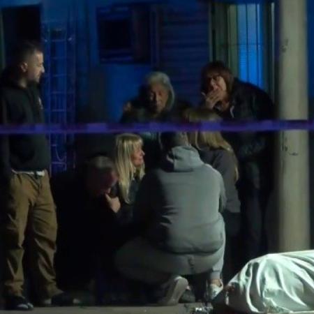 Estaba sentado en la vereda y murió en medio de una lluvia de balas contra un supermercado chino
