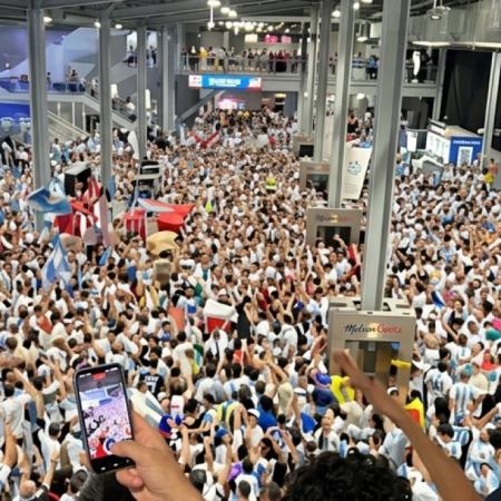 Alocado festejo de la hinchada argentina a la salida del Dallas Stadium