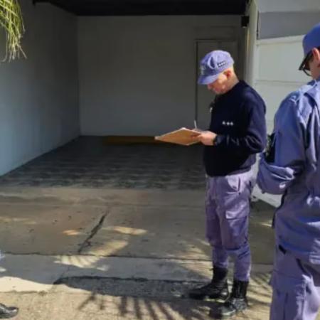 Encontró a su pareja en un hotel alojamiento con otro hombre, le disparó y escapó