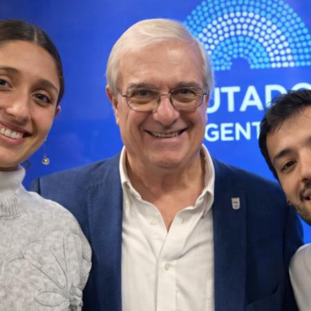 Agostina Hein y Maligno Torres recibieron el Premio “Islas Malvinas” en el Congreso