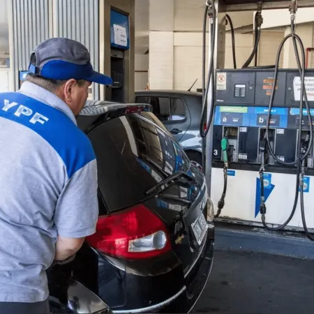 Bolsillo en alerta: ¿cuánto más gastó una familia con auto por la suba de la nafta?
