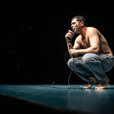 Así es Bebé Reno: la versión teatral protagonizada por Nazareno Casero