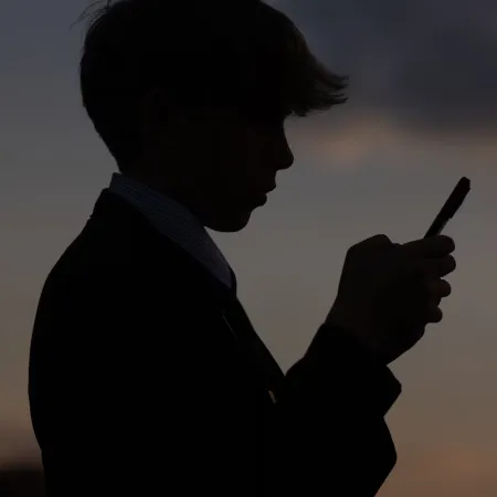 Redes, algoritmos y publicidad: alertan por los riesgos que enfrentan niños y adolescentes
