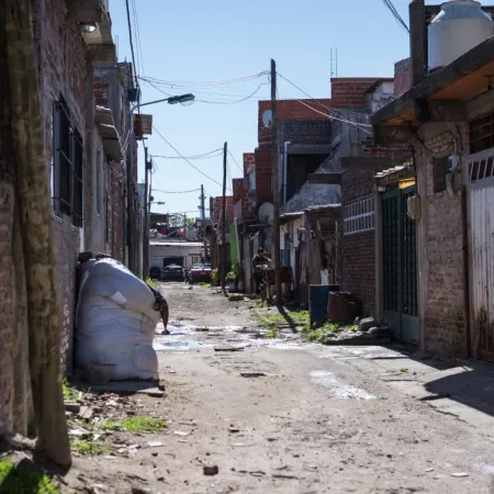 Barrios populares: qué dice la reforma de Milei que se trabó en el Senado