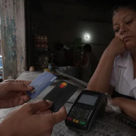 Visa y Mastercard salen de Cuba: el golpe de Donald Trump a los pagos en dólares