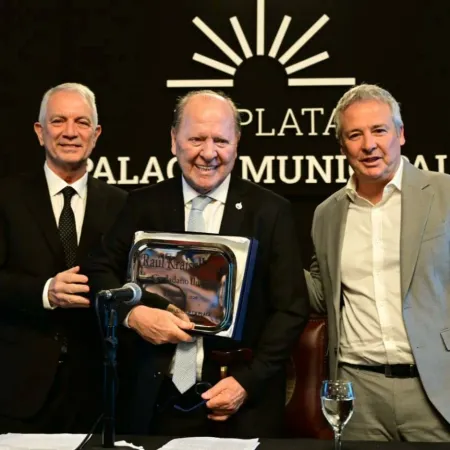La Plata homenajeó a Raúl Kraiselburd por su aporte al periodismo