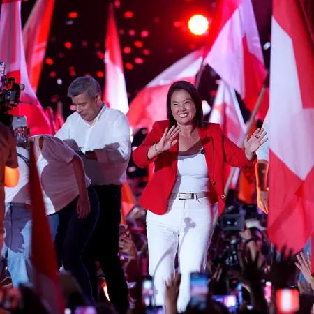 Keiko Fujimori enfrenta a Roberto Sánchez en un balotaje que define a Perú