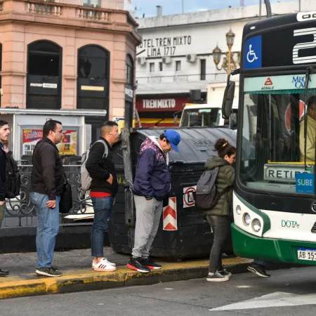 La UTA le reclama a Caputo una mejora salarial y amenaza con un paro de colectivos