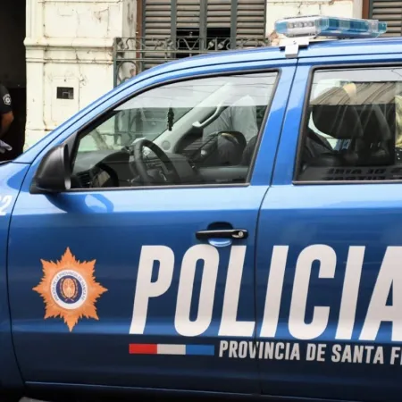 Acusaron a un vecino de abusar de una menor y una multitud atacó su casa