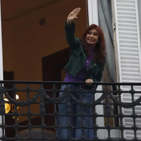 La Cámpora, sindicatos y el PJ coparon la calle San José 1111 por Cristina