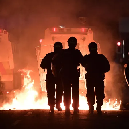 Belfast vive una ola de violencia tras un ataque que sacudió a Irlanda del Norte