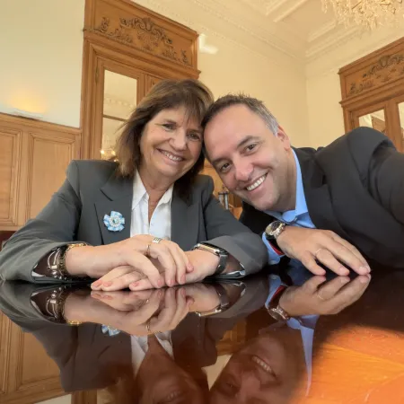La declaración jurada de Adorni: del "pensé en renunciar" a la torta de Bullrich