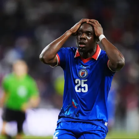 Por qué la FIFA obligó a Haití a cambiar su camiseta a horas del debut con Escocia