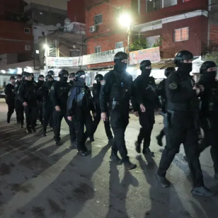 Lo que encontraron en un operativo en la 1-11-14: droga, celulares y comercios clausurados