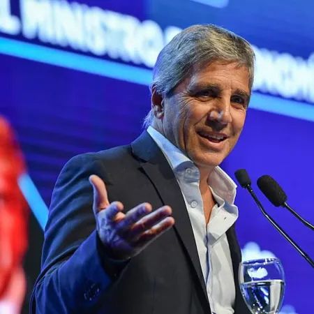 Milei y Caputo consiguieron dólares frescos en una licitación con ofertas récord