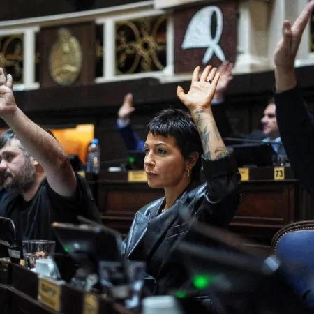Aguinaldo e intendentes en apuros: por qué Mayra Mendoza estalló contra LLA-PRO