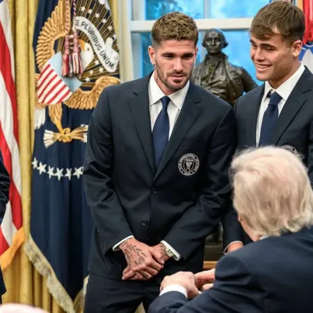 De Trump a Macron: por qué los líderes políticos no quieren quedar afuera del fútbol