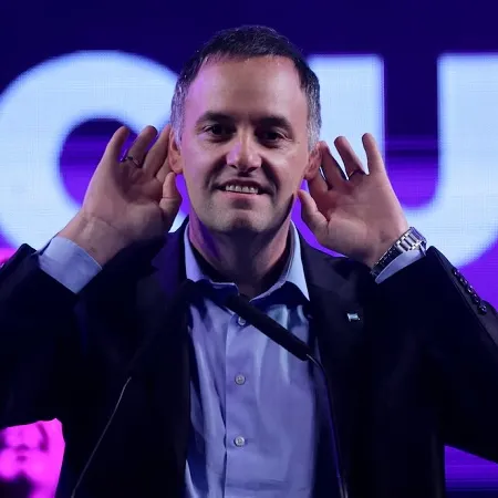 A pesar de ser rico, Adorni se quedaba sin luz por falta de pago