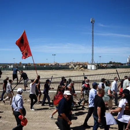 La Revolución de los Flamencos desafía los megaproyectos de lujo en Albania