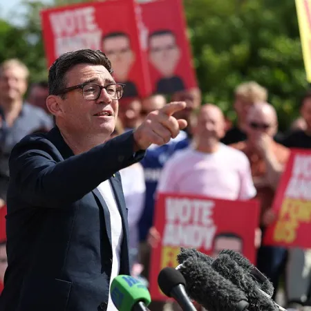 Andy Burnham busca volver al Parlamento y desafiar el liderazgo de Starmer