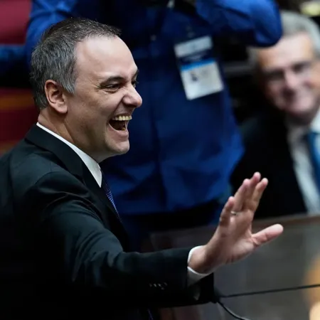 Adorni en la mira: cómo es el trámite parlamentario que quiere acelarar la oposición