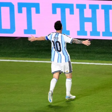 Mike Tyson, Ronaldo, Ginóbili y decenas de famosos se rindieron ante el logro de Messi