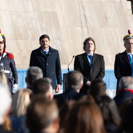 Silbidos y reclamo de Pullaro a Milei: el recuerdo del Día de la Bandera 2024