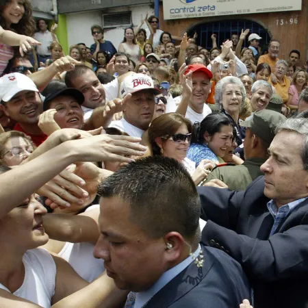 A horas de votar, la nueva investigación sobre Uribe enciende la tensión política