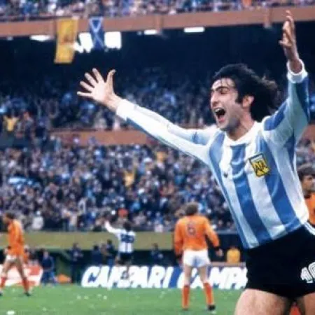 Los goles de Mario Kempes, los papelitos de Clemente y un país que no veía