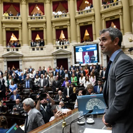 El oficialismo mueve fichas para blindar a Adorni y busca desactivar la ofensiva opositora