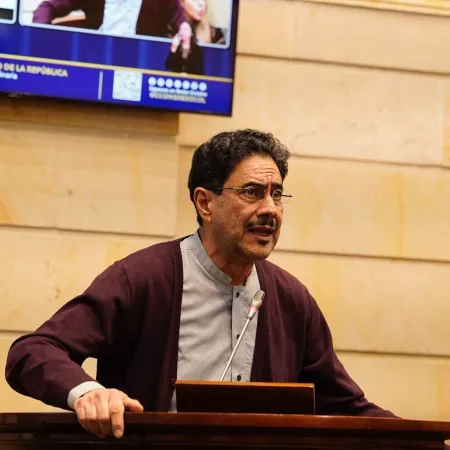 Gustavo Petro queda atrás: Cepeda lidera la oposición en la nueva era de Colombia