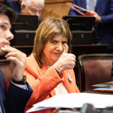 Adorni resiste, Bullrich se distancia y Milei busca cambiar de tema