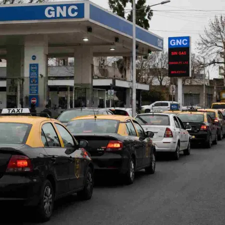 Frío extremo y estaciones vacías: vuelven las colas para cargar GNC